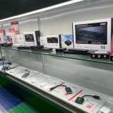 ...naturalmente per sopravvivere ho ampliato l�offerta ad antenne, parabole, decoder, modem e agli abbonamenti  delle pay tv...